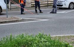 A chasm opens under the road in the center of Gallarate, traffic at a standstill