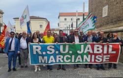 The anger of Jabil workers. Yesterday procession in Marcianise and meeting with the City Council [guarda video] | Procope Coffee | Institutions – Work