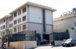 Messina prison, inmate in a rage tries to set fire to the cell. Three policemen end up in the emergency room of the Polyclinic