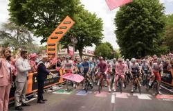 The Giro d’Italia awakens on the Belvedere of Torre del Lago: crowds for the start
