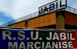 Jabil workers protest in front of the Confindustria headquarters in Caserta.