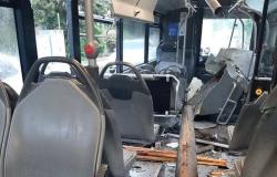 Messina, ATM bus involved in accident in Ganzirri: passenger injured and serious damage to the vehicle [FOTO]