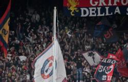 Genoa, crowd at the Porto Antico. So much passion for the rossoblù