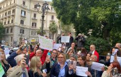 VIDEO/ Naples, families in the streets against youth violence: politicians cornered