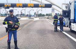 Traffic Police: trip of students traveling on a bus without the required license interrupted – Rovigo Police Headquarters