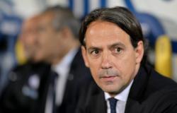 The Inter curve calls Inzaghi: “Jump with us”. He ‘teases’ Ausilio, then gives in