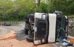 Truck overturns: traffic jams on Highway 17. Driver taken to L’Aquila by air ambulance