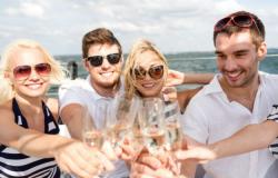 A toast on the yacht: the link between wine and luxury nautical tourism is increasingly stronger