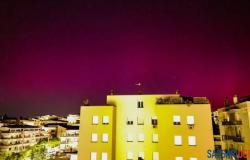 Show in Sassari, an aurora borealis lights up the night