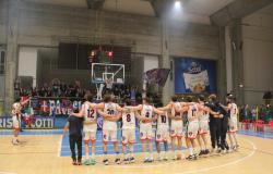 Pavia: Basketball playoff semi-final, the arena is too small and the Pavia ultras rage out