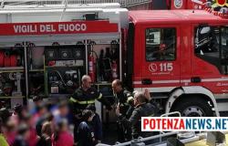 In Balvano, curious young students watch practical simulations of firefighters’ intervention. here are the pictures
