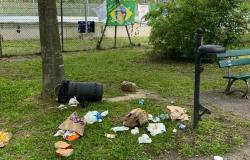 Water degradation in Imola: waste, cans and shards among children’s toys