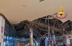 Centro Campania, Fire Brigade: “Ten minutes earlier it would have been a tragedy”. Seals on the central square where the false ceiling collapsed | Procope Coffee | News – Justice