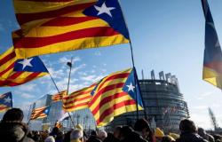 Catalonia elections, exit polls: the Socialists ahead. Independentists second force. A copper theft slows down trains on voting day