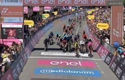 GIRO D’ITALIA / In Naples Kooij wins in the sprint ahead of Milan, Molano and Dainese. Rest Monday.