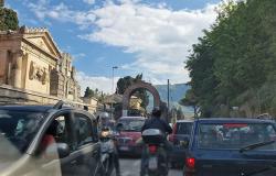 Salerno: traffic chaos around the cemetery. Invasion of illegal parkers