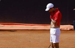 Djokovic eliminated at the Italian Internationals after the water bottle accident. The Serbian: «I didn’t have balance, I have to do some checks»
