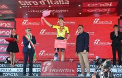 Giro d’Italia in Naples, Olav Kooij wins in the sprint on the seafront. Manfredi: «The stage of beauty»