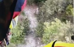 Hiker in difficulty in the Salinello Gorges. Helicopter rescue