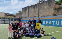 The FIGC Campania donates uniforms and bags to the children of Voce d’e Creature