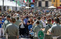 criminals dressed as Alpine soldiers try to blend in with the crowd, 15 dismissals