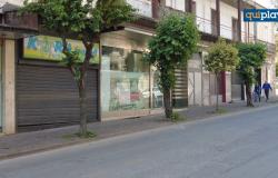 Trade crisis in Cosenza: as many as 35 shutters down in the city center