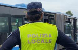 Bus catches fire in the street, smoke and fear on the Nonantolana: 2 poisoned