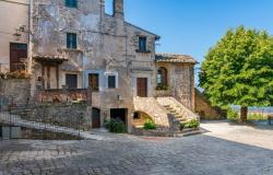 Immersed among the olive trees and suspended on the rock, it is in Umbria that you can visit one of the most beautiful villages in Italy