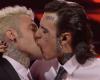 Sanremo 2023, the passionate kiss between Rosa Chemical and Fedez, dragged onto the stage during the performance – The video