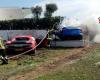 The mad race of two Ferraris ends up against the fence of a villa in Osimo: the video of the accident