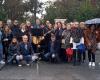 The rain does not stop the flash mob dedicated to Lucio Battisti