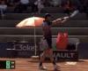Fabio Fognini involuntarily hits a manager of the Portuguese Federation. He was saved from disqualification only because the ball hit the wall first. Then he wins in three sets and will challenge Napolitano (Video)