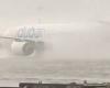 Torrential rains in Dubai that have never been so heavy cause floods in the desert: rivers of water invade the airport