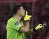 «Dibu» Martinez, the Aston Villa goalkeeper gets two yellow cards but no expulsion on penalties – -