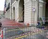 Barricades in front of the Court for over two years: “Complex process for the rearrangement of the facade”