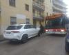 Benevento, SUV parked against traffic in the middle of the road sends traffic into a tailspin