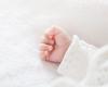 Three-month-old baby girl dies in Pavia: signs of beatings on her malnourished body, parents accused
