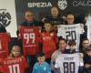 Yesterday in the ‘Rino Capellazzi’ room of the Ferdeghini the draw of the 12 uniforms donated by Spezia to the Tive 6 association. The eagles’ shirts for charity. All proceeds go to Sant’Andrea Paediatrics