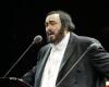 Pesaro inaugurates a statue dedicated to Luciano Pavarotti. It will be in front of the Rossini Theatre