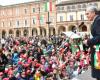 From ‘Bella Ciao’ to the Mameli anthem. Crowded square and awarded students