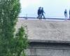 Group of kids walking on the roof of the former Italcementi building in Vittorio Veneto: «Crazy risk»