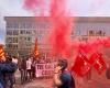 Catanzaro, Calabrian precarious workers demonstrate in front of the Prefecture