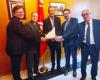 “A lateen sail for peace”: Ambassador Bourehla hands over the Tunisian flag to Acampora, Fratini, Di Russo and Testa at the ceremony