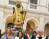 Bari, the statue of San Nicola at the Chamber of Commerce: “Bring peace”