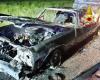 Vintage Camaro catches fire on the highway: the two men on board are saved, the car is destroyed