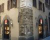 Florence, landlord defaces Dante-era column by applying metal box to it