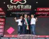 The reverse Giro d’Italia triumphs in Lucca: arrival ‘against traffic’ at Campo Balilla in front of thousands of people