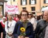 “Forza Lavinia”: Varese’s cry for the woman scarred by her ex-husband. Even the mother in the square with a sunflower in her hand