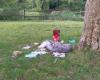 CASCINETTE – They have a picnic then leave the rubbish on the lawn: the citizens will take care of cleaning it up
