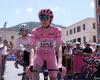 Does Tadej Pogacar have a physical problem at the Giro d’Italia? “It should resolve itself soon, luckily rest is coming”